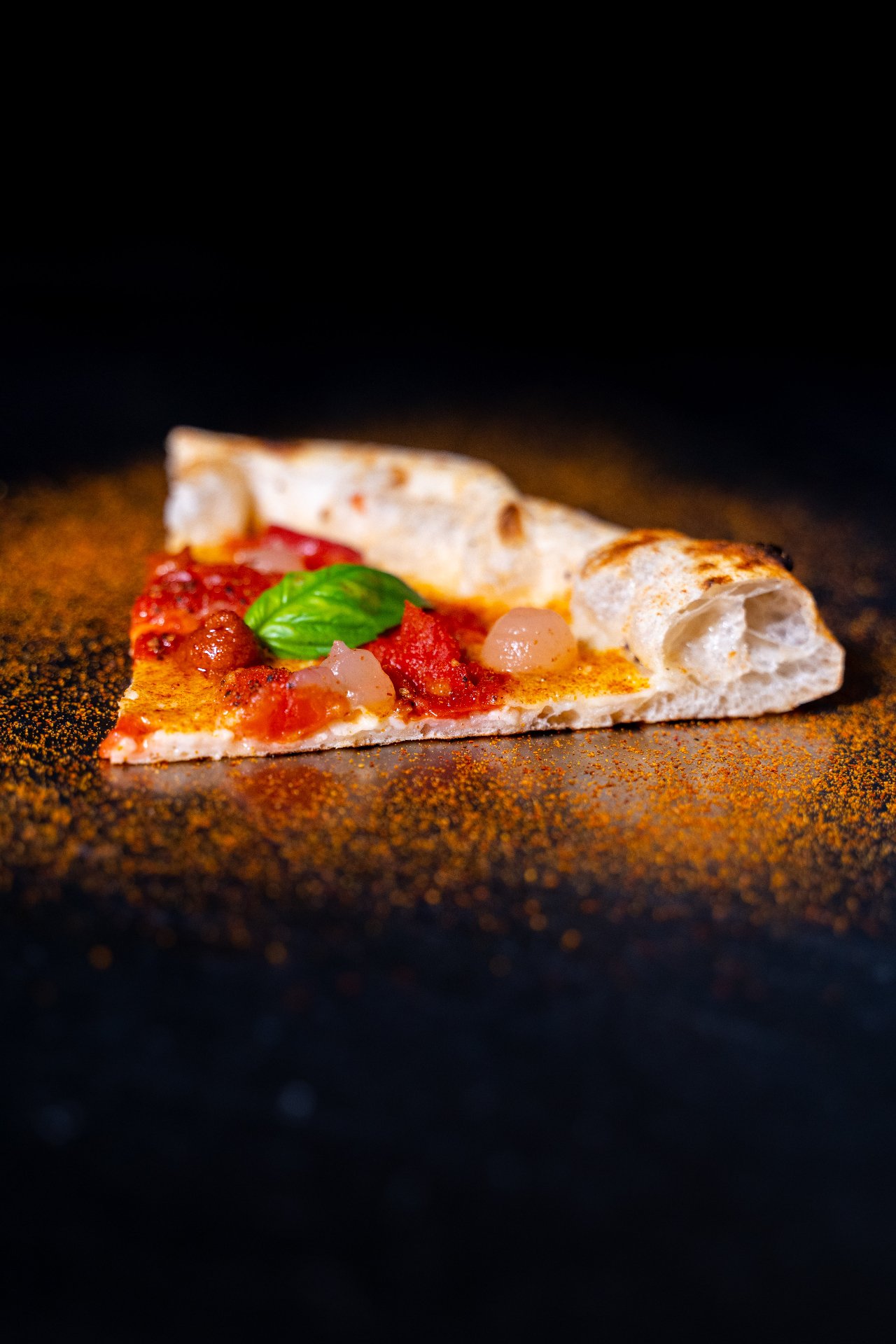 Trancio di pizza al pomodoro con basilico