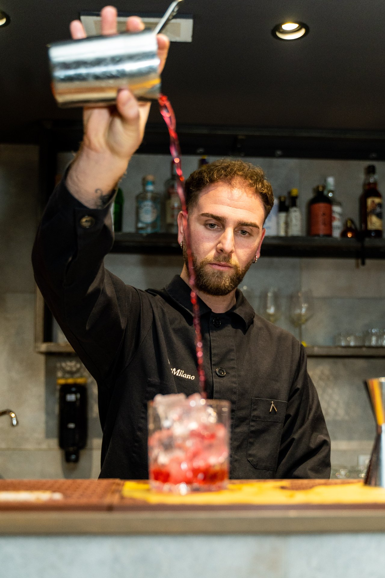 Versata di cocktail dietro al bancone