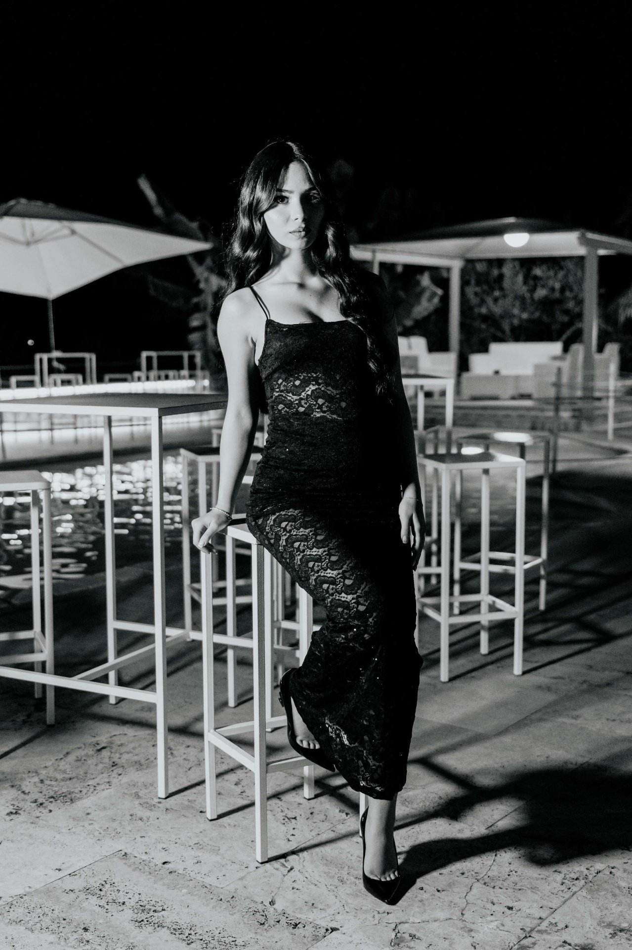 Posa elegante a bordo piscina, bianco e nero