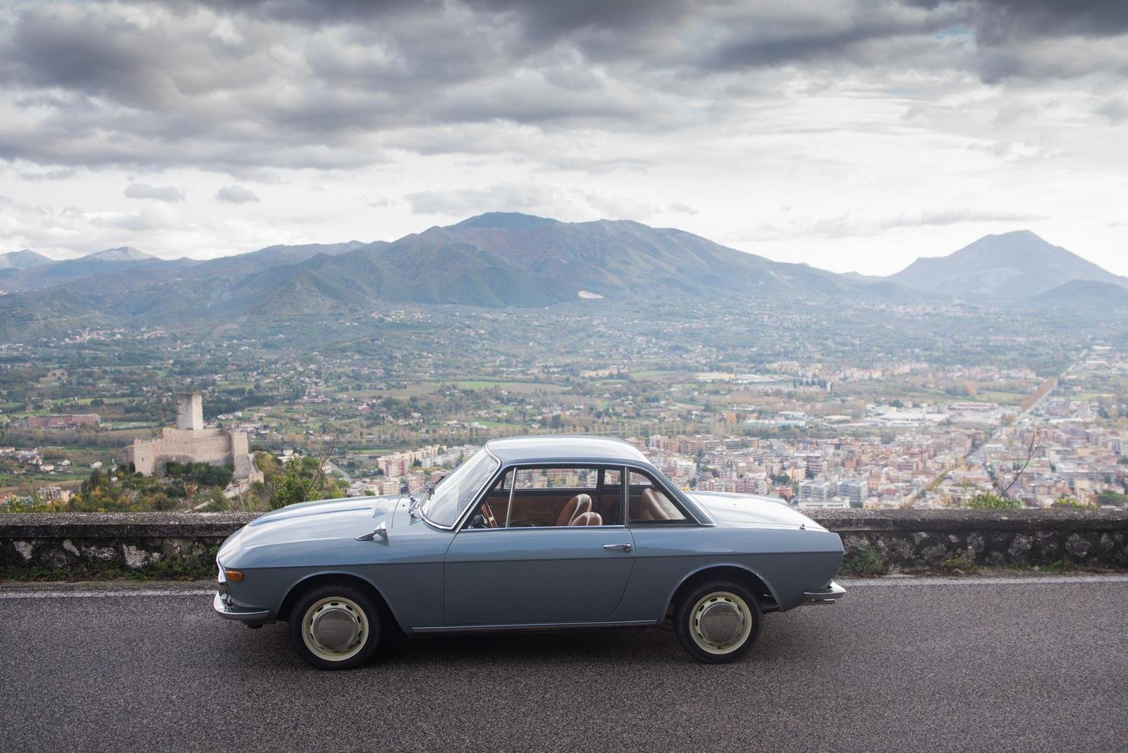 Lancia Fulvia di profilo con panorama