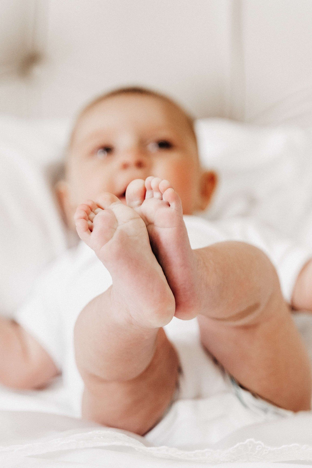 Dettaglio dei piedini della neonata