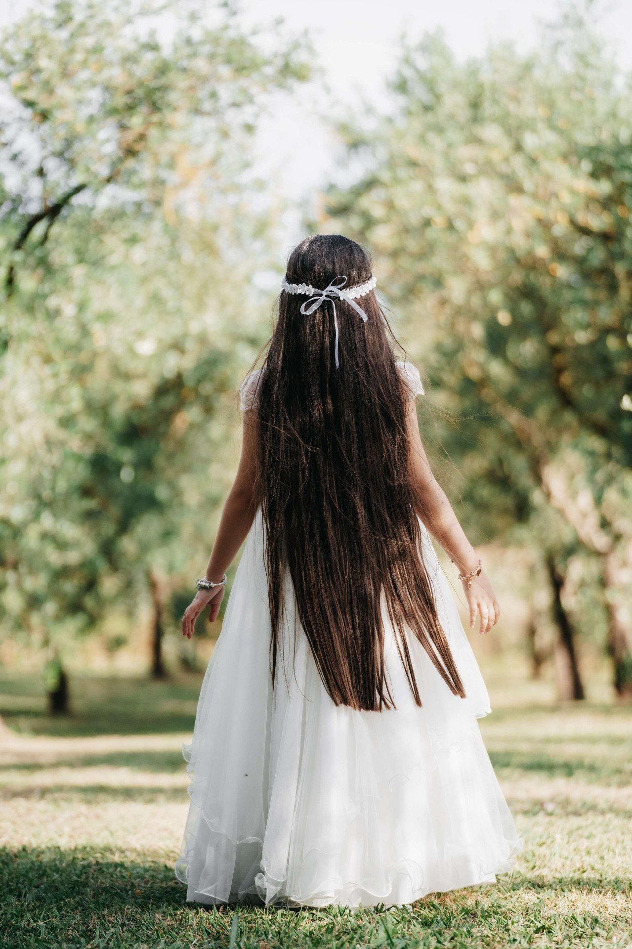 Capelli al vento nell'uliveto