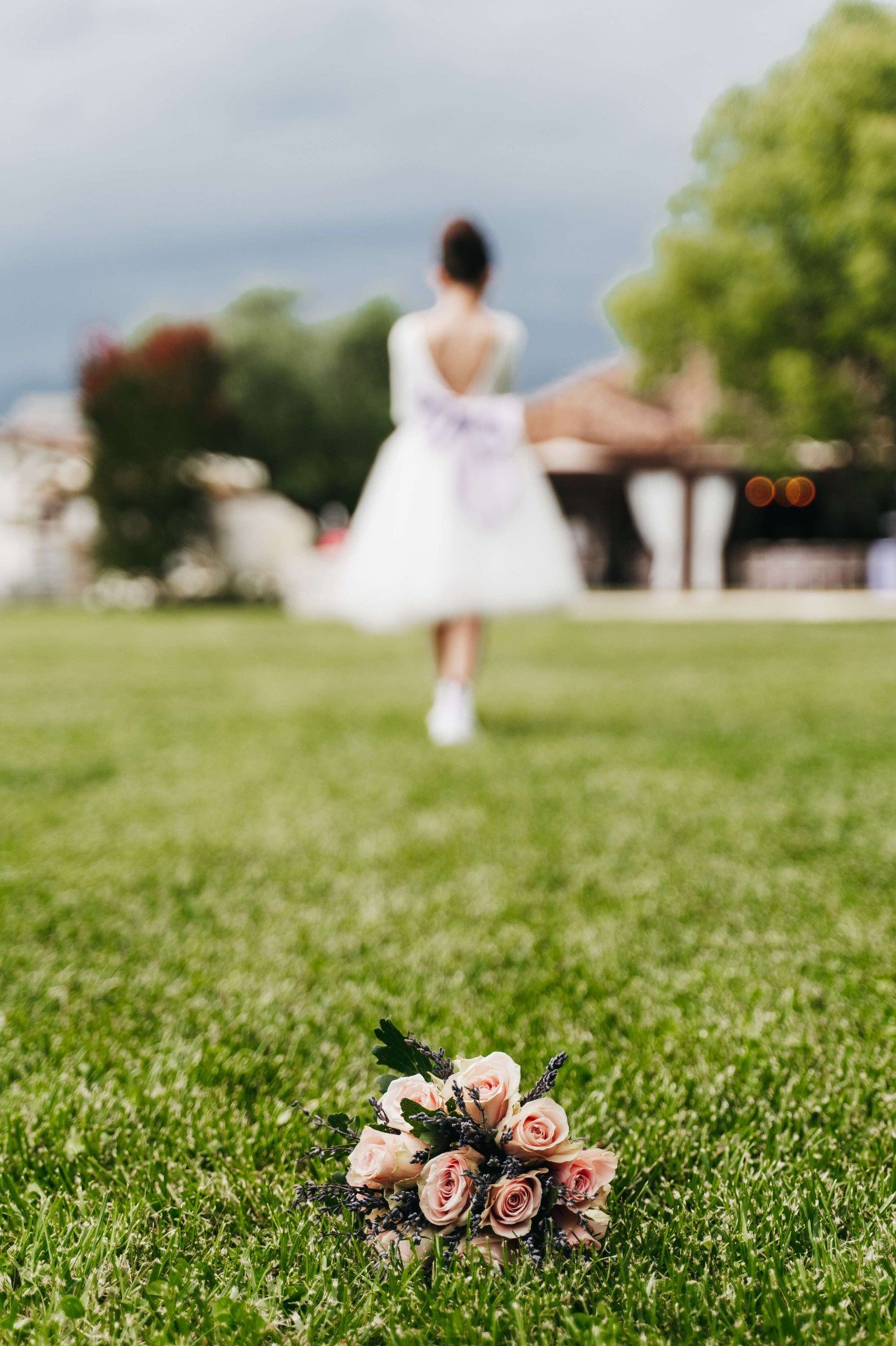 Fiocco lilla e bouquet sul prato