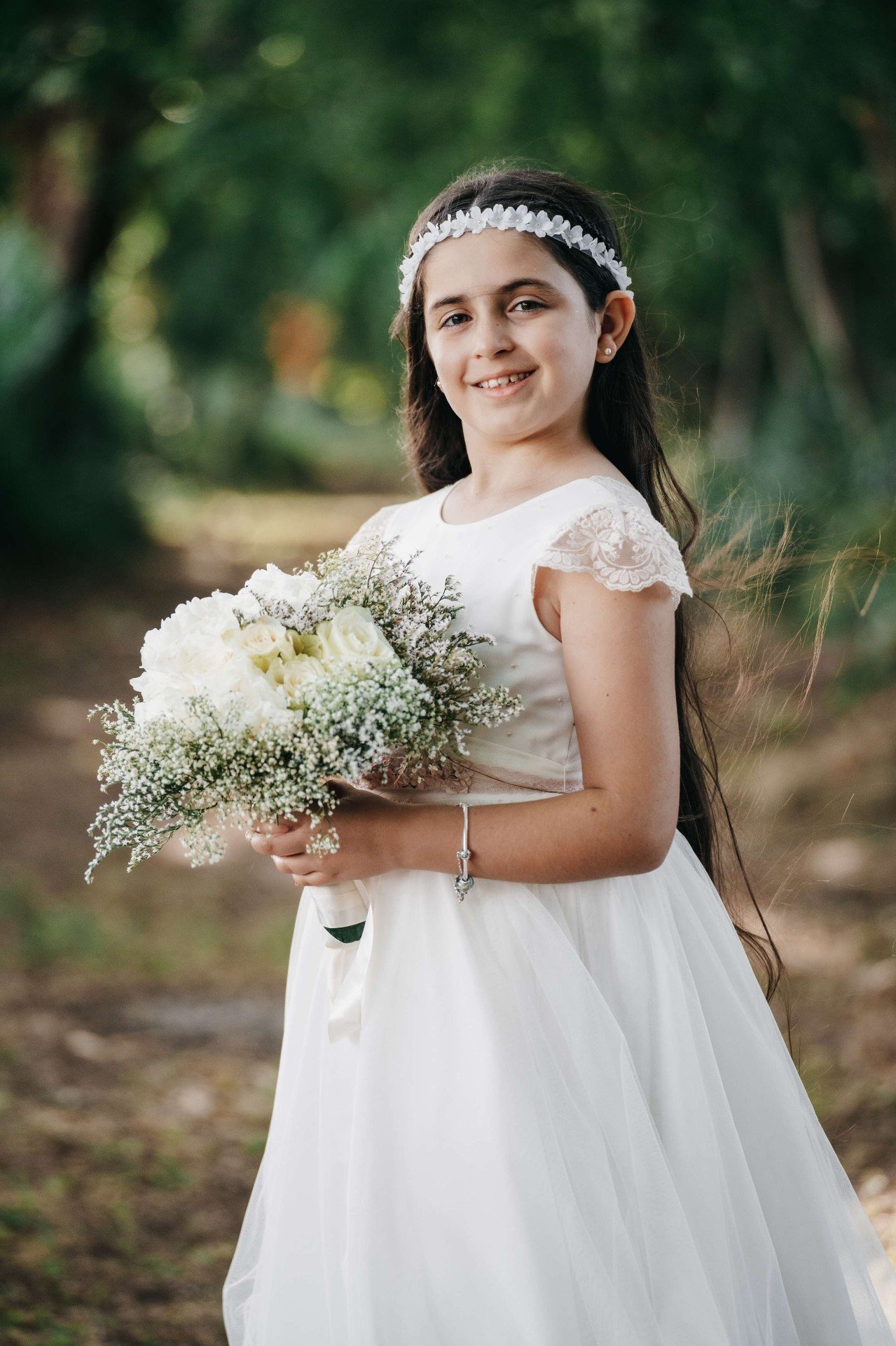 Sorriso con bouquet bianco