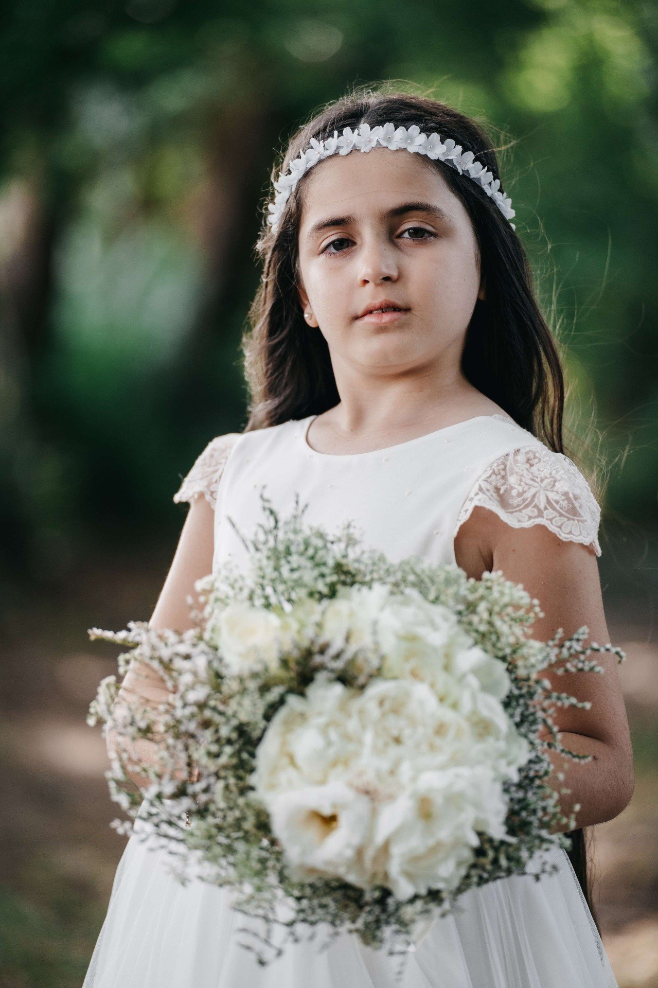Ritratto frontale con bouquet
