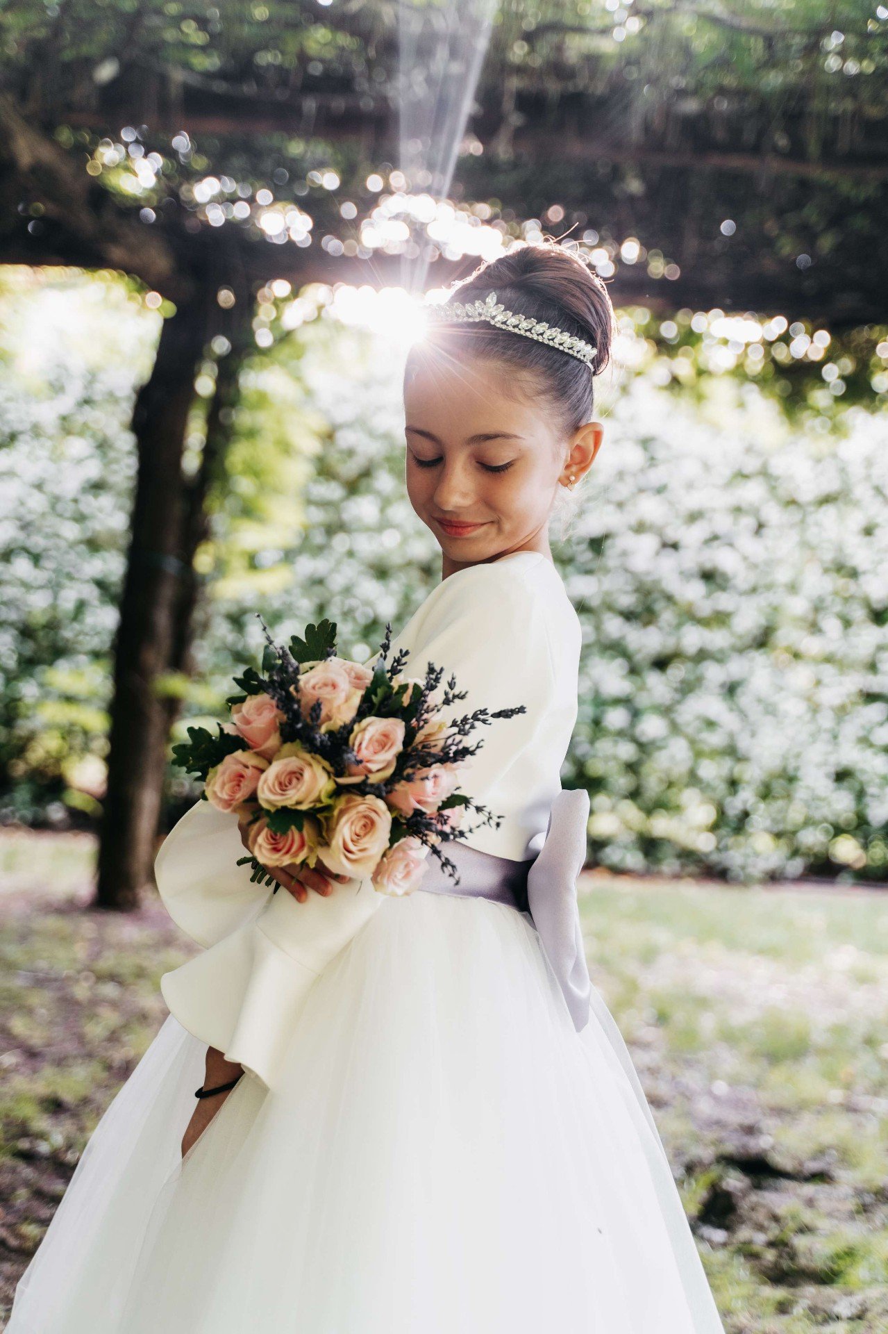 Tiara, bouquet rosa e fiocco