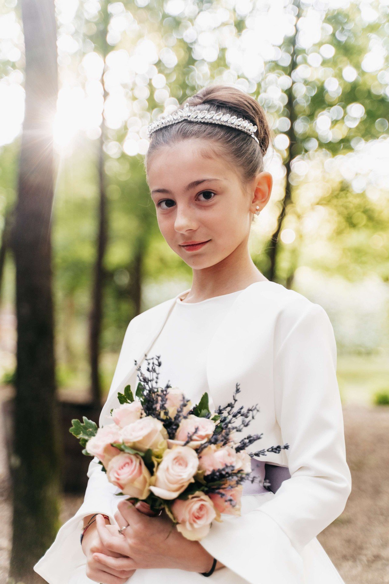 Tiara, ritratto con bouquet rosa