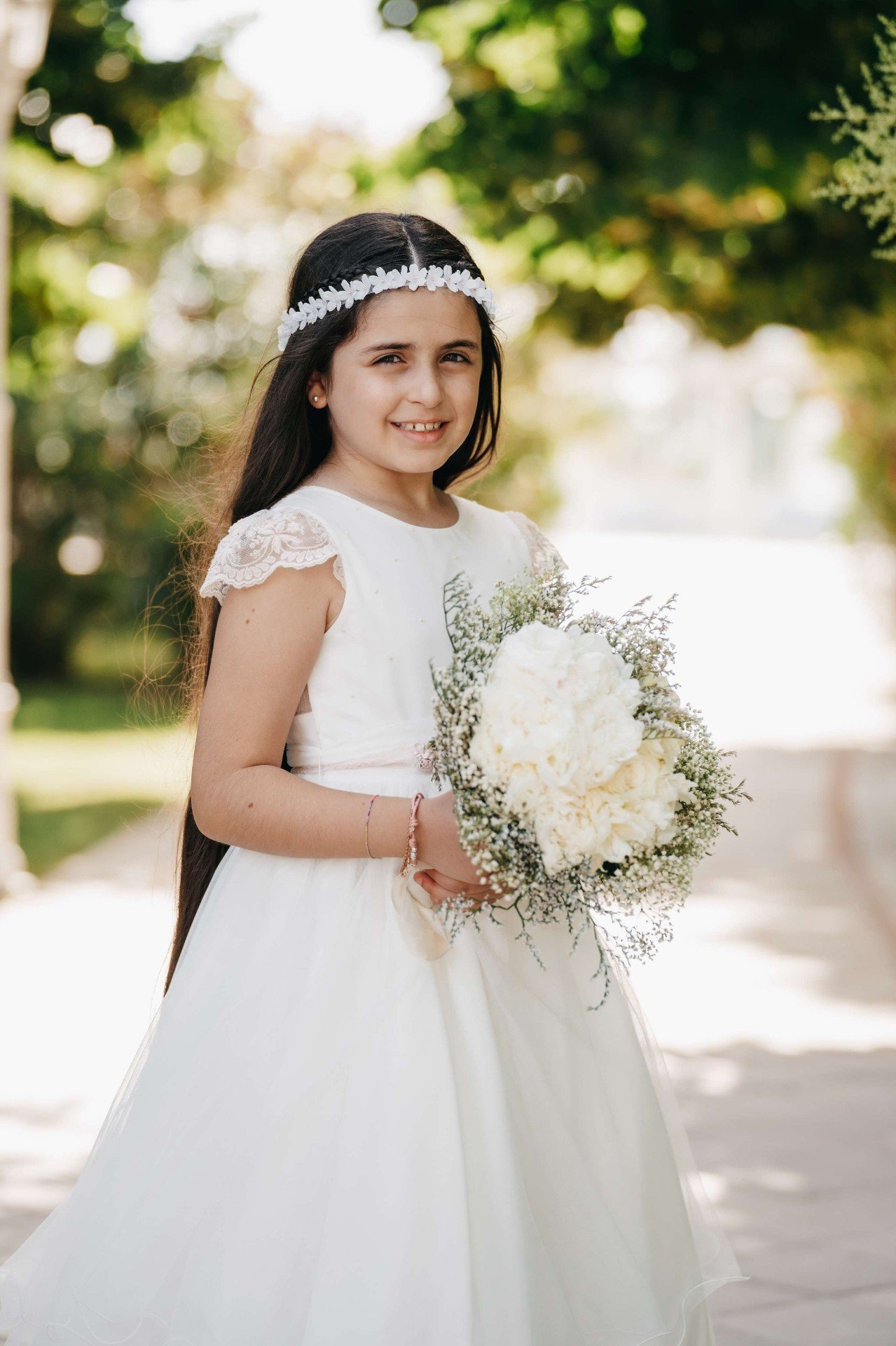 Coroncina, bouquet bianco e sorriso