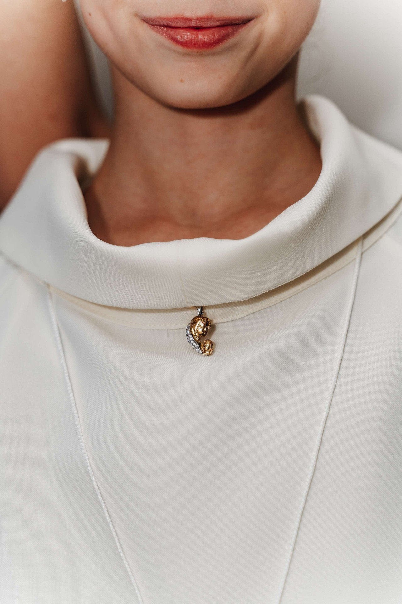 Collana con medaglia, dettaglio