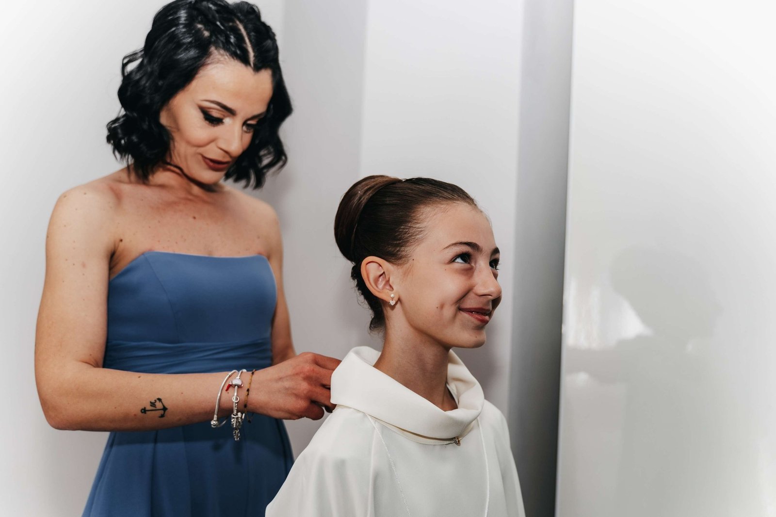 Mamma e figlia durante la vestizione