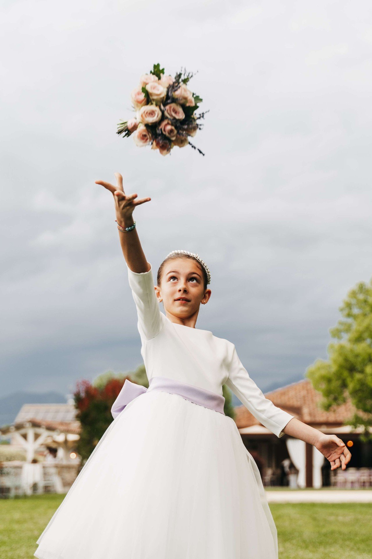 Lancio del bouquet sul prato