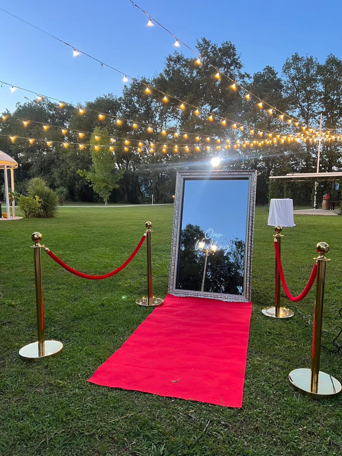 Photobooth a specchio elegante con cornice barocca, tappeto rosso e colonnine dorate